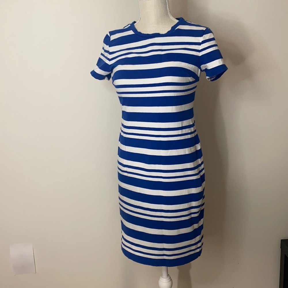 Dress size S/P Old Navy blue&white stretchy knee/above knee length shorts sleeve